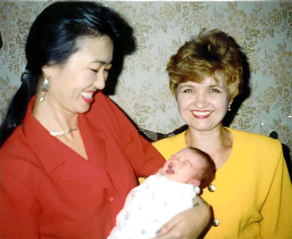 Рождение первого ребенка "из пробирки" в Казахстане. Доктора Салтанат Байкошкарова и Татьяна Рубашина, 31 июля 1996 года, Алматы